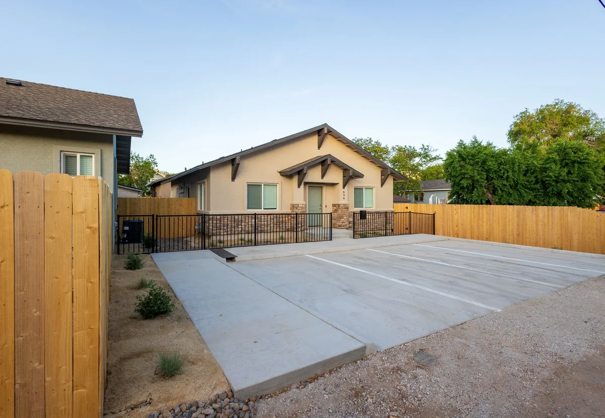 Real-estate photograph 04 — Thomas Beach