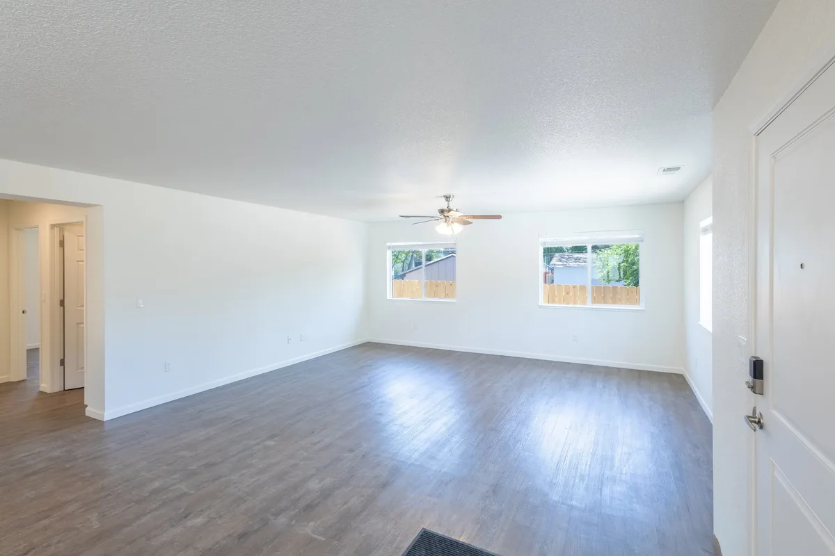 Real-estate photograph 07 — Thomas Beach